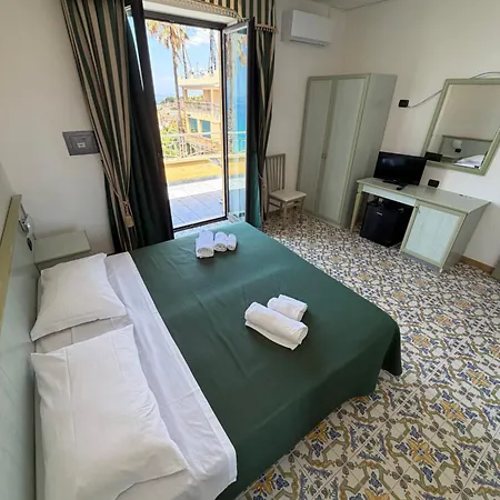 Capsule hotel Belvedere Blu B&B Con Servizio Spiaggia *