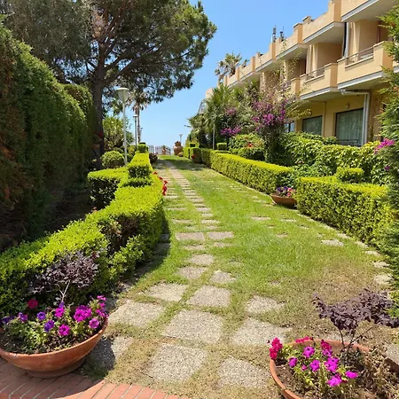 Belvedere Blu B&B Con Servizio Spiaggia Capsule hotel *